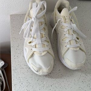 EUC NIKE Cream and White Huaraches